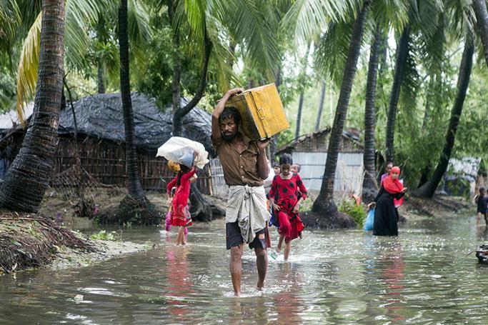 Bangladeshi people walk with their belongings towards a safer area near the coastal line at the Cox's Bazar district in the Chittagong, in Bangladesh, 30 May 2017. At least five dead, 10 injured, and houses damaged after the cyclone Mora hit the southwestern part of Bangladesh, where around two million people were evacuated and the situation is debilitating. Photo: EPA
