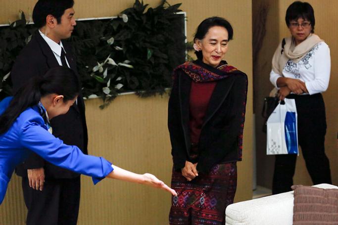 Myanmar's democracy icon and Nobel Peace Prize Laureate Aung San Suu Kyi is escorted to her seat as she visits the Panasonic Center in Tokyo, Japan, 18 April 2013 for an investigation tour to the Panasonic Corp.'s facility. Photo: Kimimasa Mayama/EPA
