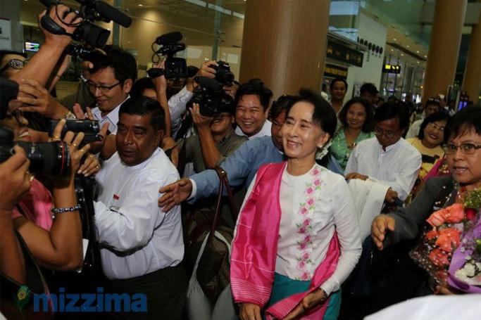 Myanmar’s opposition leader and Nobel laureate Aung San Suu Kyi arrives at Yangon International Airport ahead of her departure for China on June 10, 2015. Photo: Thet Ko/Mizzima

