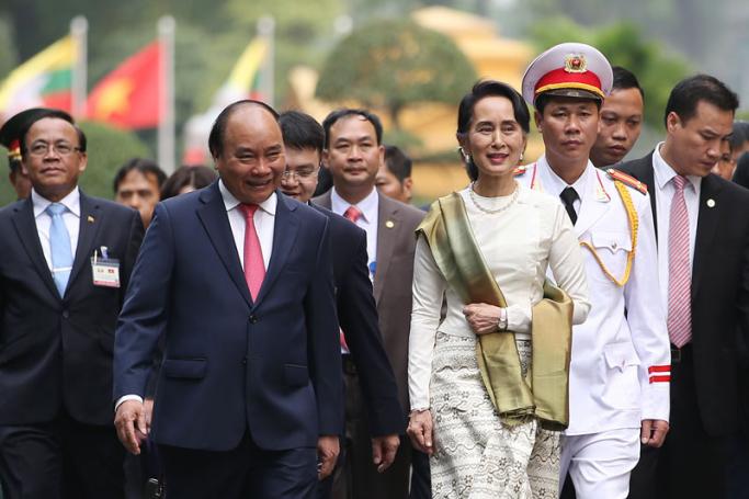 Myanmar's State Counselor Aung San Suu Kyi (C-R) and Vietnam's Prime Minister Nguyen Xuan Phuc (2-L) walk on the grounds of the Presidential Palace in Hanoi, Vietnam, 19 April 2018. Suu Kyi is on an official visit to Vietnam from 19 to 20 April 2018. Photo: Luong Thai Linh/EPA-EFE
