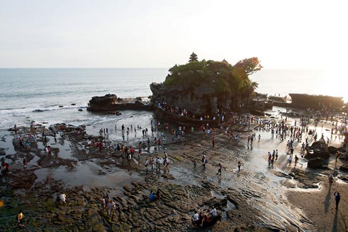 Tourists visit the Tanah Lot Temple, in Tabanan, Bali, Indonesia, 18 July 2016. Photo: EPA
