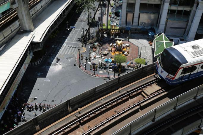 A general view shows the scene where a bomb was detonated on 17 August outside Erawan Shrine, as a Bangkok Mass Transit System (BTS) Skytrain transits above (R), in central of Bangkok, Thailand, 18 August 2015. Photo: Narong Sangnak/EPA
