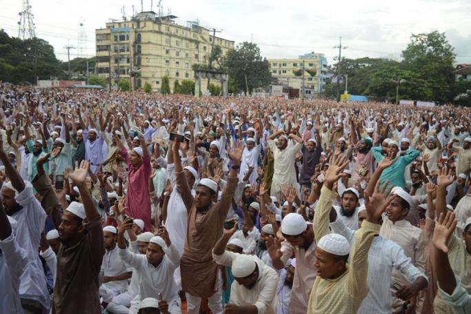 Supporters of hardline Islamist group Hefazat-e-Islam take part in a protest calling on Bangladesh's government to arm Rohingya Muslims who have fled violence in neighbouring Myanmar, in Chittagong on October 6, 2017.  Photo: AFP
