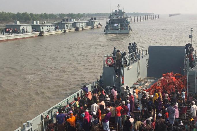 Rohingya refugees board a Bangladesh Navy ship to be transported to the island of Bhashan Char in Chittagong on December 4, 2020. Photo: AFP