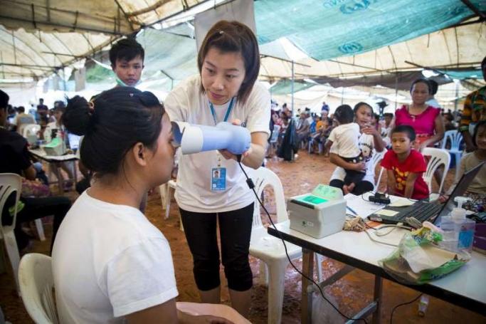 In Thailand's Tham Hin camp, a UNHCR staff member captures the iris scan of a refugee from Myanmar for the new biometrics system. Photo: R. Arnold/UNHCR

