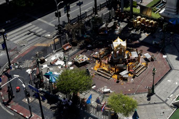A general view shows the scene where a bomb was detonated on 17 August outside Erawan Shrine, in central of Bangkok, Thailand, 18 August 2015. Photo: Ritchie B. Tongo/EPA
