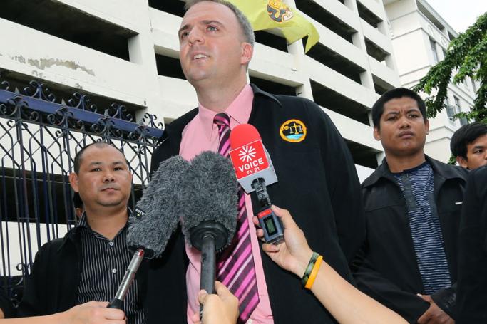 British migrant workers rights activist, Andy Hall (C) speaks to media as he arrives for a hearing in his trial at the Phra Khanong Provincial Court in Bangkok, Thailand, 18 September 2015. Photo: Narong Sangnak/EPA
