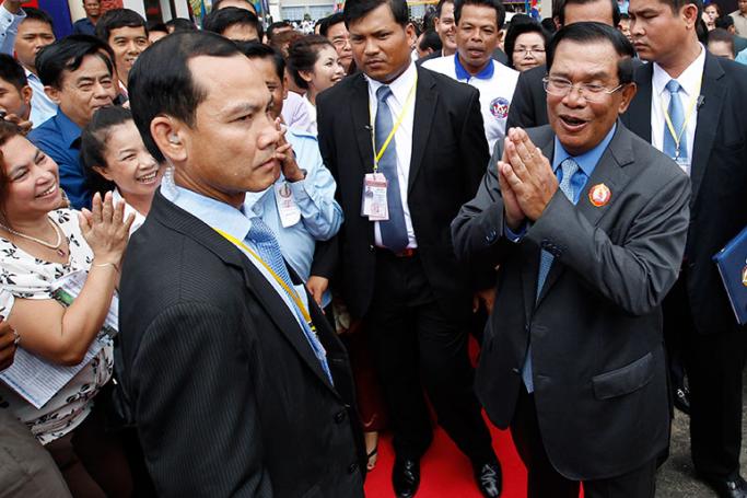 Cambodian Prime Minister Hun Sen (2-R), greets well-wishers during a ceremony in Phnom Penh, Cambodia, 28 June 2016. Photo: Mak Remissa/EPA
