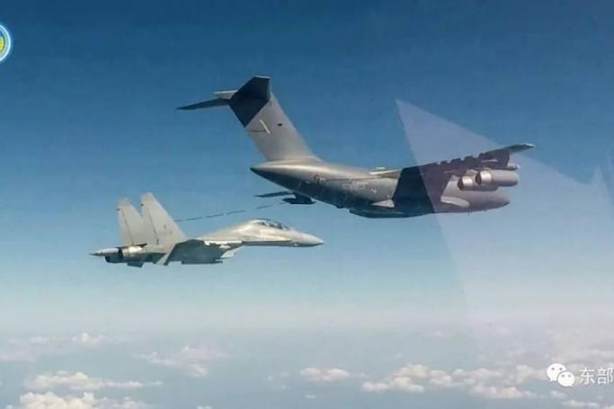 This handout image taken on August 9, 2022 and released by the Eastern Theatre Command of the Chinese People's Liberation Army (PLA) on August 10 shows an air-to-air refuelling of a PLA fighter jet during a military drill in an undisclosed location. Photo: AFP