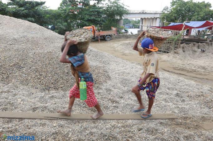 Child workers in Yangon carry sandstones in Pazundaung. Photo: Mizzima
