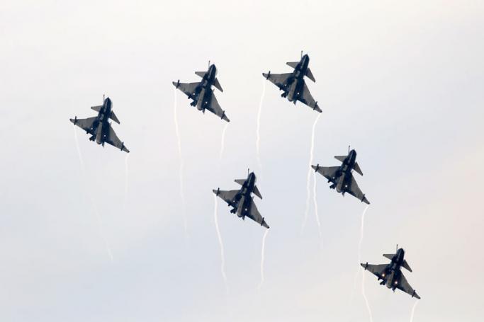 Six J-10 fighter jets on the August 1st Aerobatics Team of the People's Liberation Army Air Force perform in the sky during the China International Aviation Aerospace Exhibition in Zhuhai, in south China's Guangdong province, 11 November 2014. Photo: EPA
