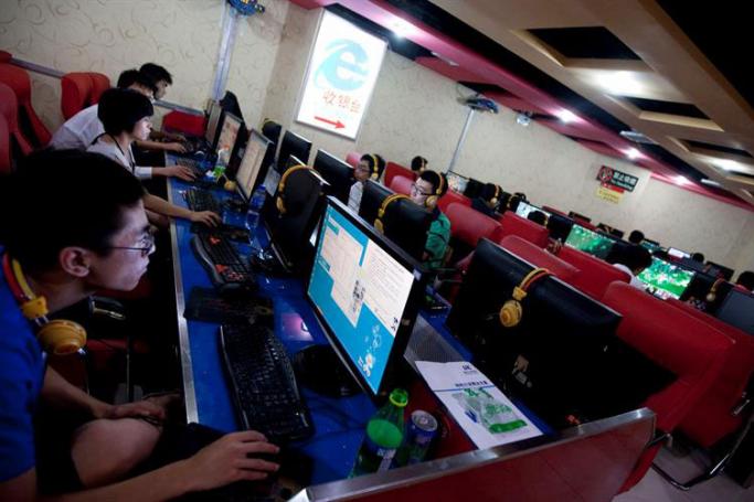 (FILE) A photo dated 30 July 2010 made available on 23 February 2011 of Chinese people using computers in an internet cafe in Beijing, China. Photo: EPA
