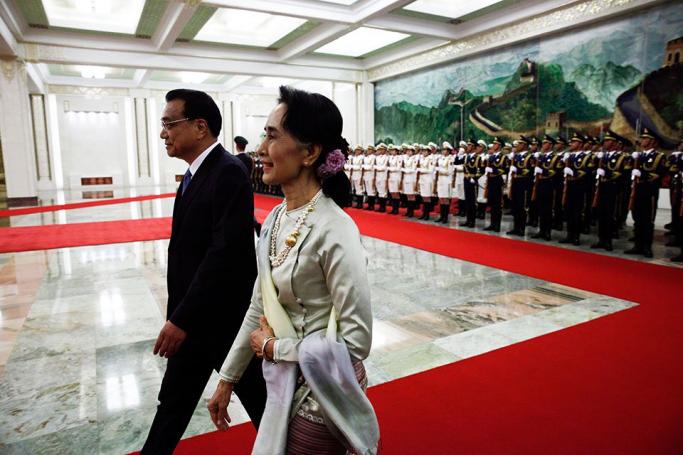 Chinese Premier Li Keqiang (L) and Myanmar State Counsellor Aung San Suu Kyi (C) walk past People's Liberation Army honor guards during a welcome ceremony at the Great Hall of the People in Beijing, China, 18 August 2016. Photo: EPA
