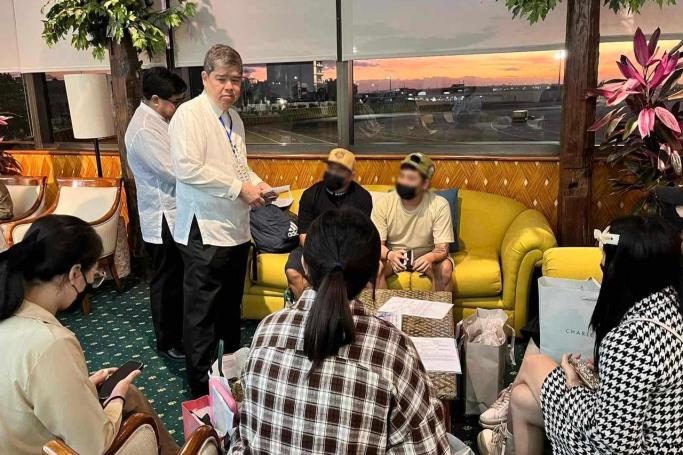 DFA Acting Undersecretary for Migrant Workers Affairs Eduardo Jose A. de Vega led the DFA team in meeting the Filipinos early morning today at 5:25 a.m. at the Ninoy Aquino International Airport Terminal 1. Photo: Department of Foreign Affairs