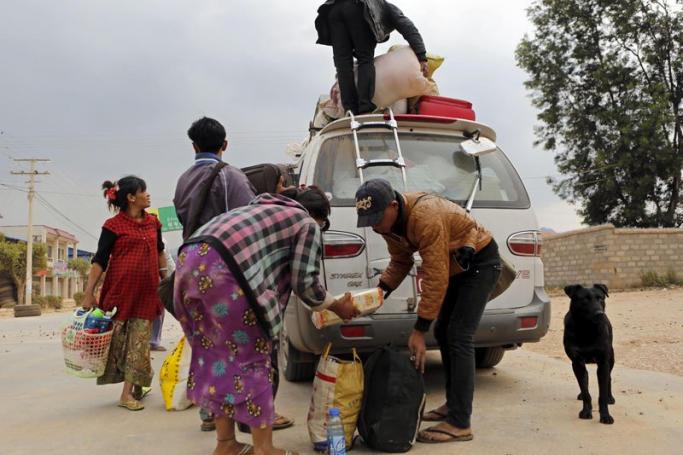 People load their belongings onto a van as they prepare to flee fighting in and around the Kokang capital Laukkai, northern Shan State, Myanmar, February 16, 2015. Photo: Lynn Bo Bo/EPA
