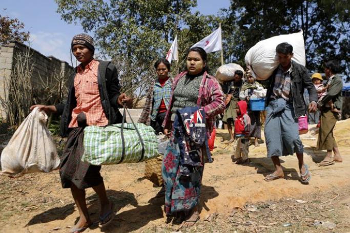 People carry their belongings as they flee the Kokang capital Laukkai, northern Shan State, Myanmar, February 17, 2015. Photo: Lynn Bo Bo/EPA
