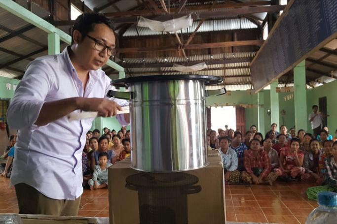 GS Caltex's Cook Stove Support Business partner (Ekoi) officials explain cooking stove to Myanmar residents. Photo: GS Caltex
