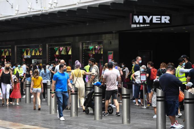 People walk around Bourke Street Mall in Melbourne, Australia, 22 November 2020. Photo: EPA