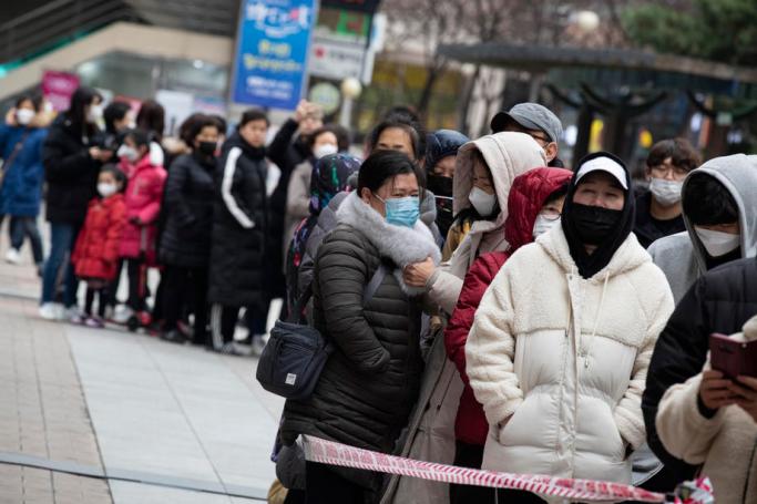 South Korean people queue to purchase masks outside a Happy Department store in Seoul, South Korea, 28 February 2020. Photo: EPA