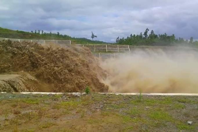 Problems with overflow at the dam. Photo: Ko B. Soe 
