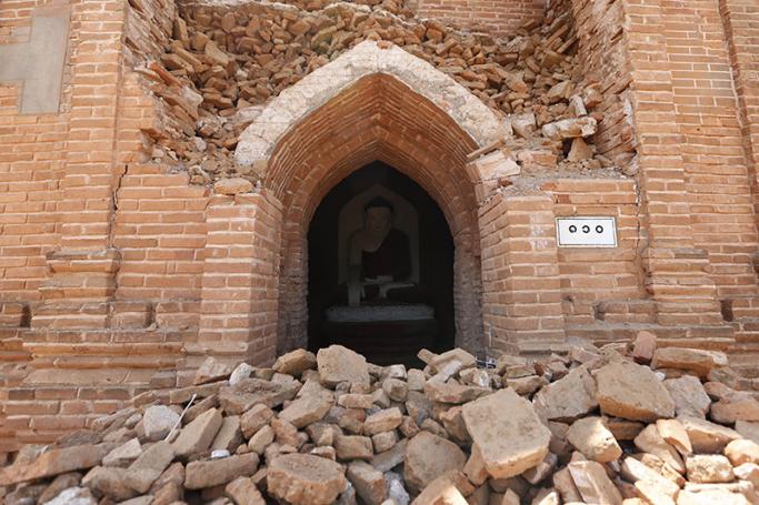 A general view shows an image of the Buddha (C, rear) inside a damaged temple in Bagan just after the powerful earthquake. Photo: Hein Htet/EPA
