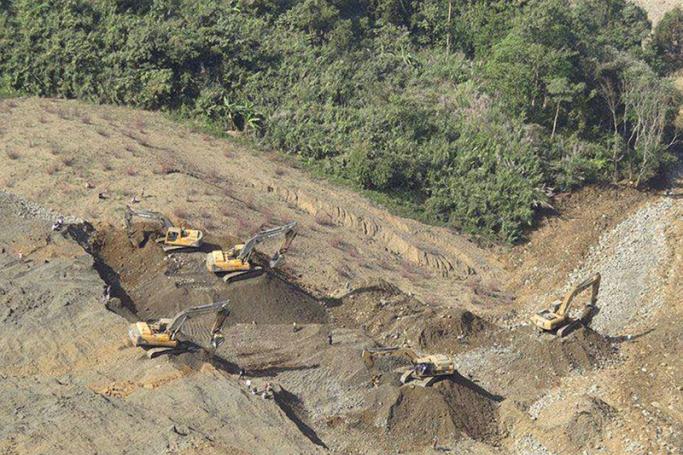 A general view shows Myanmar rescue workers with backhoes search for miners after a landslide at Hpakant jade mining area, Kachin State, northern Myanmar, 26 December 2015. Photo: Zaw Moe Htet/EPA
