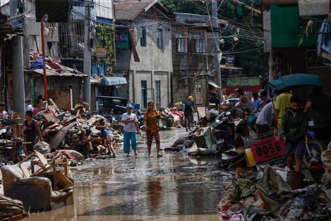 Residents return to recover muddied belongings from their homes at a community affected by flood in Marikina City, Metro Manila, Philippines 13 November 2020. Photo: Rolex dela Pena/EPA