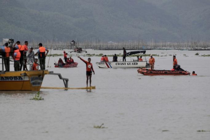 Rescuers conduct a search and retrieval operation off Talim island, in the town of Binangonan, Rizal province, Philippines, 28 July 2023. Photo: EPA