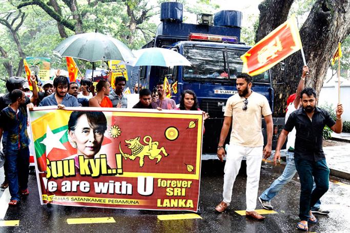Protestors from a group claiming itself as the Sinhala Nidahas Satankamee Peramuna (Sinhala Independent Militants' Front) display a banner supporting Myanmar's State Counsellor Aung San Suu Kyi as they march along a street in Colombo, Sri Lanka, 27 September 2017. Photo: M.A. Pushpa Kumara/EPA
