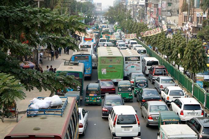 Numerous vehicles are stuck in traffic jam on a street at Dhanmondi in Dhaka, Bangladesh, 27 January 2016. Photo: EPA
