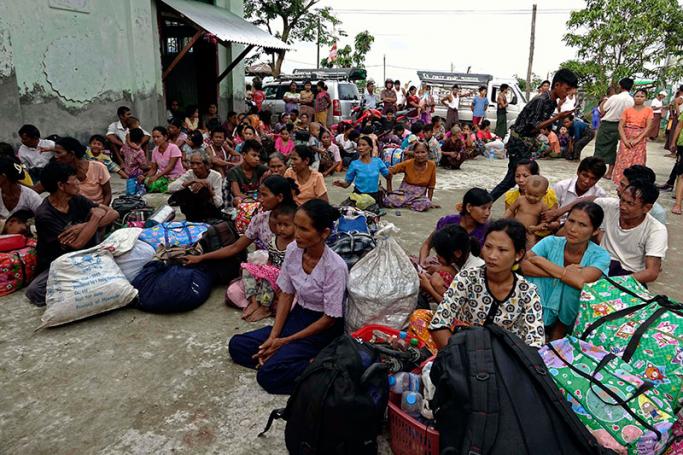 Displaced Rakhine ethnic people from Maungdaw township, arrive at the monastery for temporary shelter in Sittwe, Rakhine State, western Myanmar, 31 August 2017. Photo: Nyunt Win/EPA
