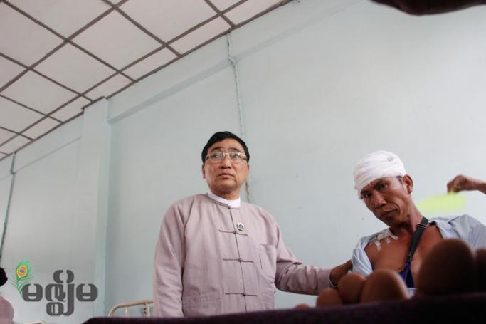 Minister of Ministry of Social Welfare, Relief and Resettlement Dr Win Myat Aye visits a patient in hospital. Photo: Min Min/Mizzima
