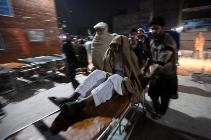 A victim of a 6.3 magnitude earthquake is brought to a hospital in Peshawar, Pakistan, 25 December 2015. Photo: Arshad Arbab/EPA
