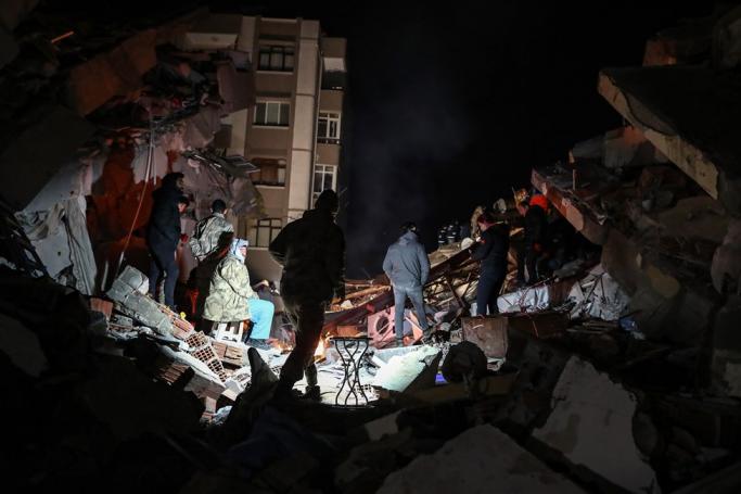 Turkish soldiers and rescue members works on the site of a collapsed building after an earthquake in Hatay, Turkey, 07 February 2023. Photo: EPA