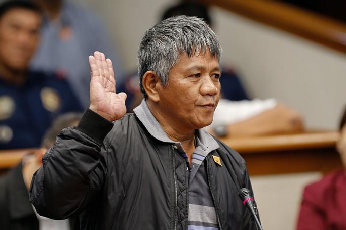 Edgar Matobato, a witness who confessed he was a former hitman takes his oath during the hearing on the extrajudicial killings and summary executions of suspected criminals at the Philippine Senate in Pasay City, south of Manila, Philippines, 15 September 2016. Photo: EPA
