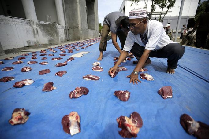Pieces of meat are arranged on the floor before being distributed to people considered as poor, during the Aid Al-Adha celebrations in Banda Aceh, Indonesia, 24 September 2015
