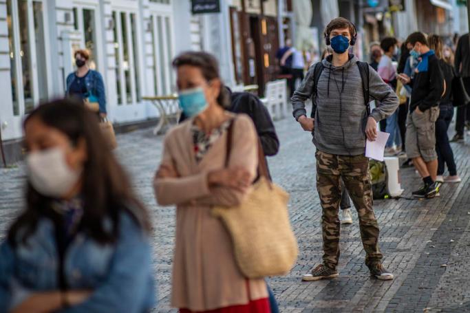 People wearing protective face masks wait in line at a coronavirus testing station in Prague, Czech Republic, 16 September 2020. Photo: EPA