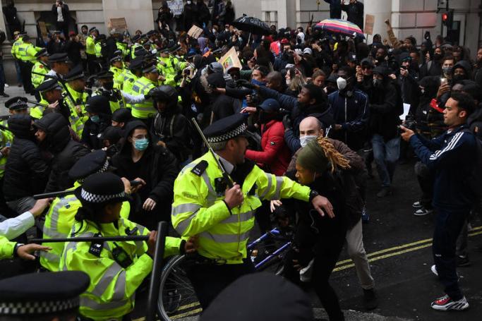 Police scuffle with protesters during a Black Lives Matter protest in central London, Britain, 07 June, 2020. Photo: Andy Rain/EPA 