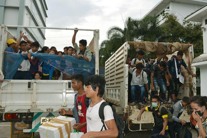 Myanmar migrant workers on Thai officials' service trucks as they leave from Thailand to Myanmar, at the Thai-Myanmar border in Mae Sot, Tak province, northern Thailand, 01 July 2017 (issued 03 July 2017). Photo: EPA
