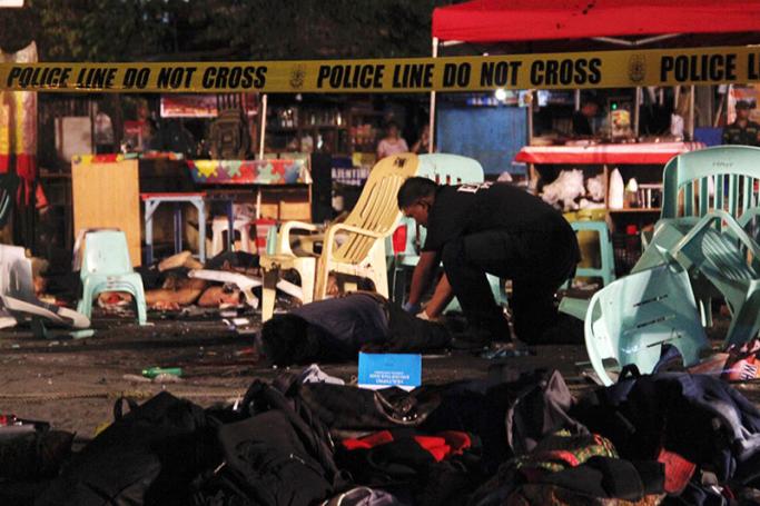 A Philippine National Police (PNP) Scene of the Crime Operative (SOCO) gathers evidences on the site of an explosion at a night market in Davao city, Philippines, 03 September 2016. Photo: Cerilo Ebrano/EPA
