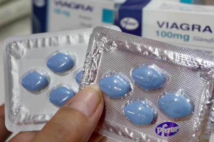 Original (R) and fake viagra pills. Photo: Stephanie Pilick/EPA
