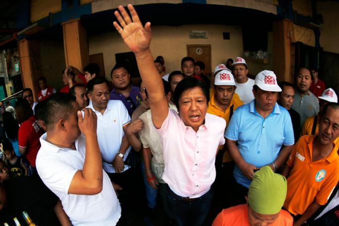 Filipino Senator Ferdinand 'Bongbong' Marcos Jr. (C), who is running for vice president, waves to supporters during a political campaign rally in a Muslim community in Manila, Philippines, 02 April 2016. Photo: Francis R. Malasig/EPA
