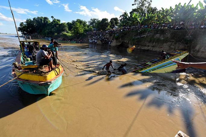 Local rescue workers try to pull a sunk ferry boat from the Chindwin river near the city of Monywa, Sagaing Division, Myanmar, 18 October 2016. Photo: EPA
