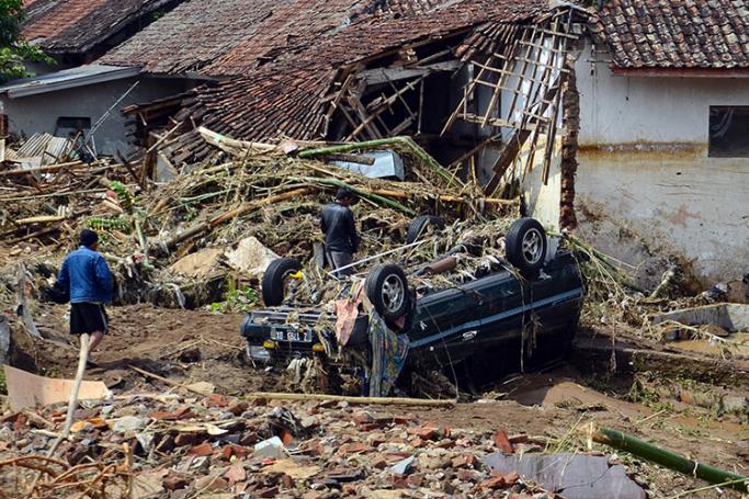 Villagers search for victims in a flash-flood devastated area in Garut, West Java province, Indonesia, 21 September 2016. Photo: EPA
