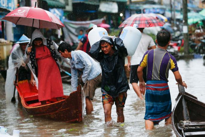 Residents make their way along a flooded street in Hpa-An Township in Kayin State, Myanmar, 02 August 2018. Photo: Lynn Bo Bo/EPA