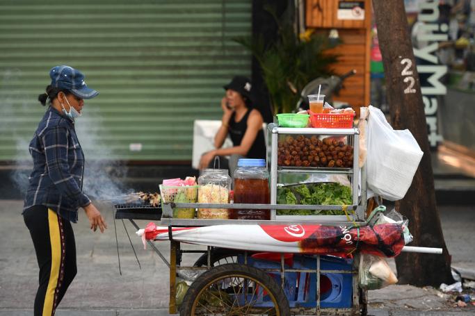  This photograph taken on September 8, 2020 shows a street food vendor selling spring rolls and grilled pork in Ho Chi Minh city. Photo: AFP