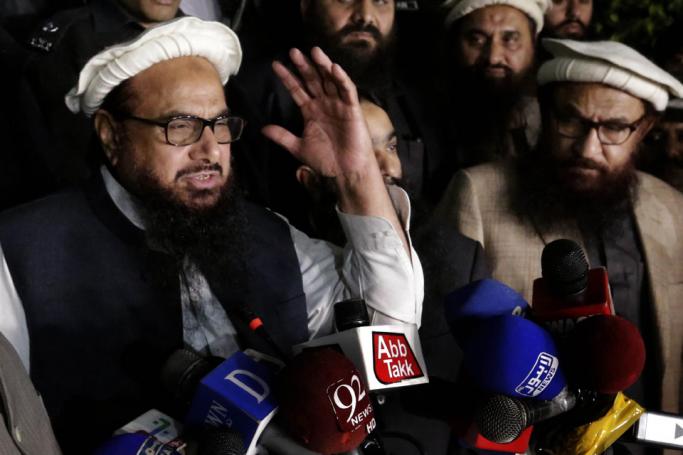 (File) Hafiz Saeed (L), the founder of banned Islamic charity Jamat ud Dawa (JuD), speaks to journalists after the government placed him under house arrest, in Lahore, Pakistan, 30 January 2017. Photo: EPA