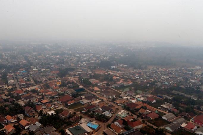 An aerial view taken from a helicopter shows heavy haze over the city of Palembang, South Sumatra Province, Indonesia, 18 September 2015. Photo: EPA
