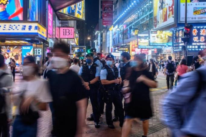 File Photo: Police stood guard in Hong Kong's shopping district of Causeway Bay near the site where a man stabbed a police officer in the back before killing himself on July 1, 2021 / Photo: AFP