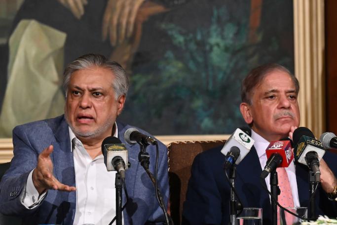 Pakistan's Prime Minister Shehbaz Sharif (R) and Pakistan's Finance Minister Ishaq Dar (L) address a press conference in Lahore on June 30, 2023. Photo: AFP